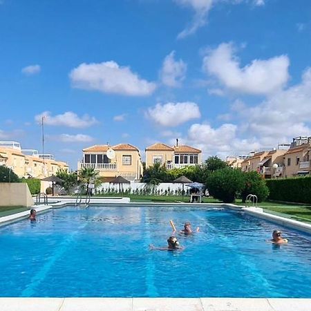 Bungalow Avec Piscine Torrevieja Bagian luar foto