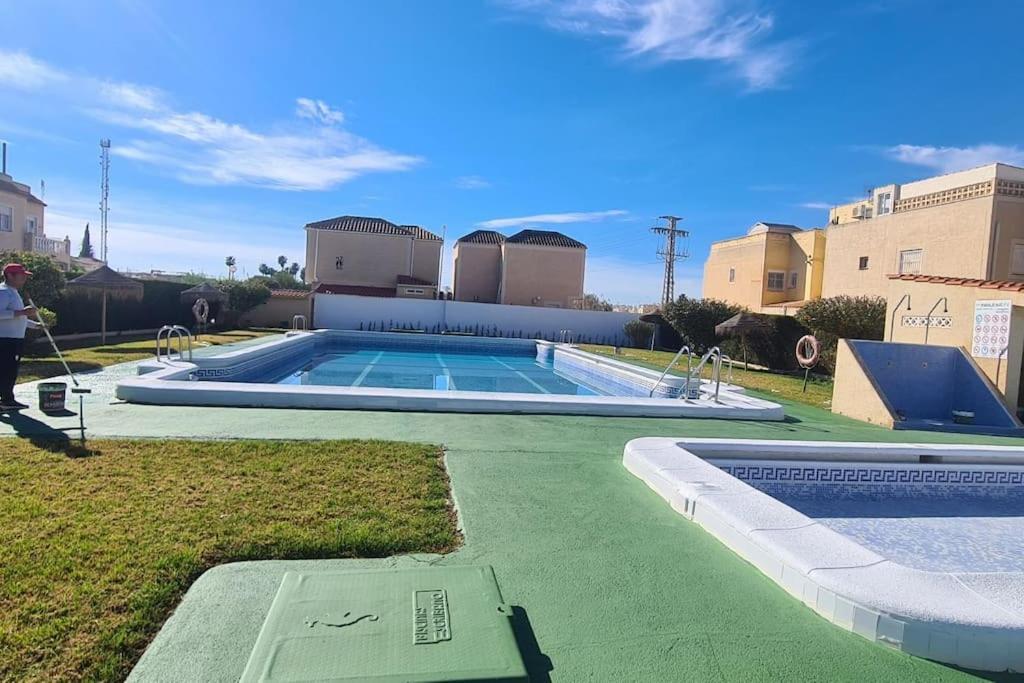 Bungalow Avec Piscine Torrevieja Bagian luar foto