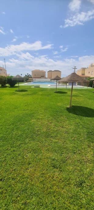 Bungalow Avec Piscine Torrevieja Bagian luar foto