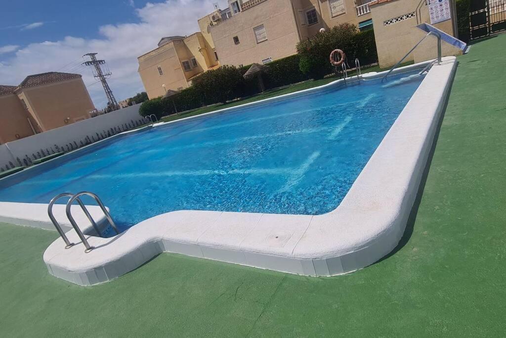 Bungalow Avec Piscine Torrevieja Bagian luar foto