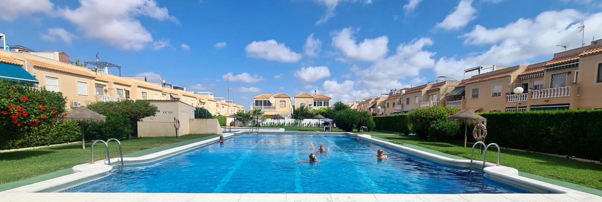 Bungalow Avec Piscine Torrevieja Bagian luar foto
